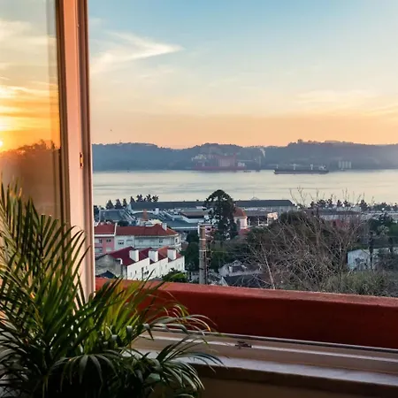 Terrace & River View Retreat 아파트