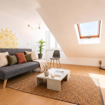 Terrace & River View Retreat 아파트