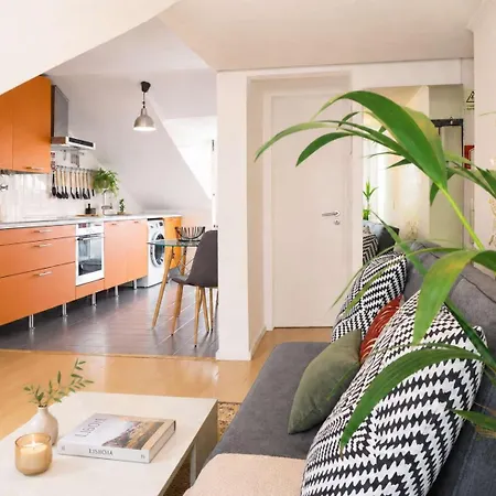 Terrace & River View Retreat 아파트 *