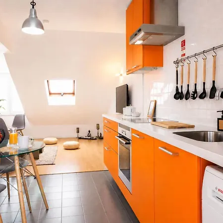 Terrace & River View Retreat 아파트